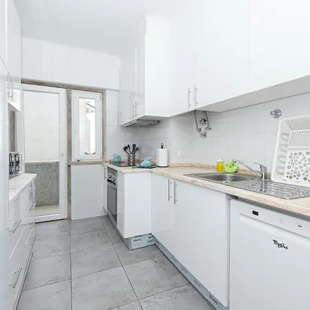 Houze Spacious Near Marques De Pombal